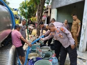 Polres Nganjuk Kerahkan Water Cannon dan Truk Tangki Pasok Puluhan Ribu Liter Air Bersih di Ngetos